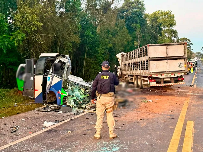 Acidente com ônibus da Secretaria de Saúde de Imbituva deixa 23 mortos no PR