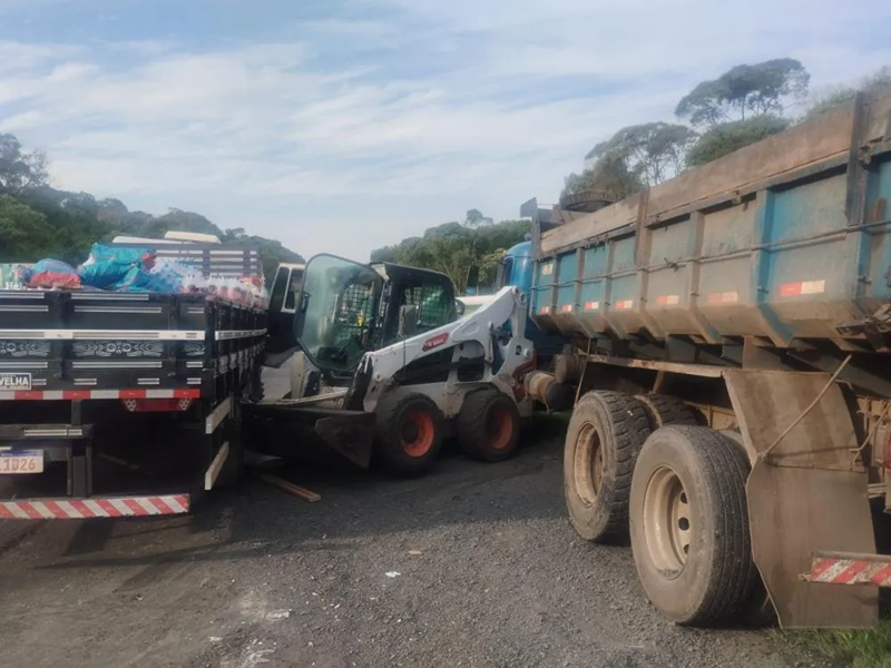 Colisão traseira deixa motorista ferido na PR-151, em Carambeí