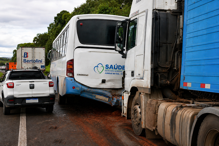 Engavetamento envolvendo ônibus da Saúde e carretas deixa danos materiais na BR-153, em Santo Antônio da Platina