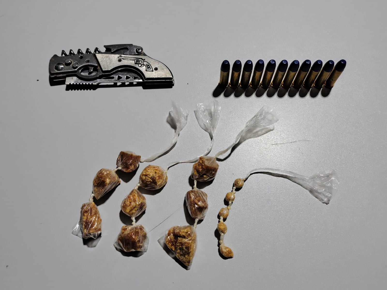 Polícia Militar apreende munições, crack e canivete durante operação em residência