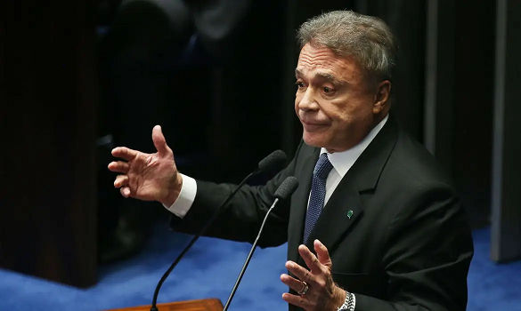 Álvaro Dias desiste de disputar o Senado