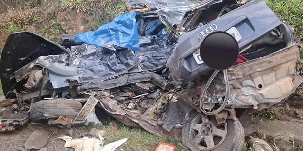 Jovem de 21 anos morre após grave colisão entre carro e carreta na PR-090