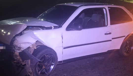 Colisão frontal entre dois carros deixa quatro pessoas feridas na PR-272, em Tomazina