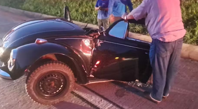 Motorista fica ferido após Fusca se partir ao meio em acidente 