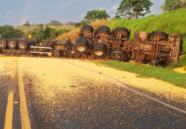Caminhão tomba na PR-092 e atinge caminhonete entre Quatiguá e Siqueira Campos