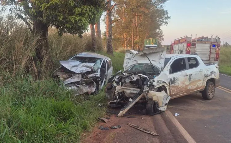Colisão frontal entre dois carros deixa sete pessoas feridas na PR-092
