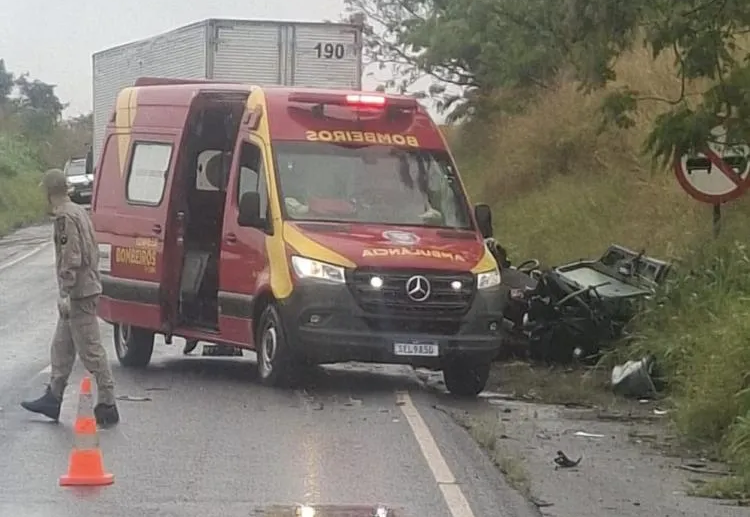 Colisão frontal entre carro e caminhão deixa uma pessoa morta , entre Jacarezinho e Cambará