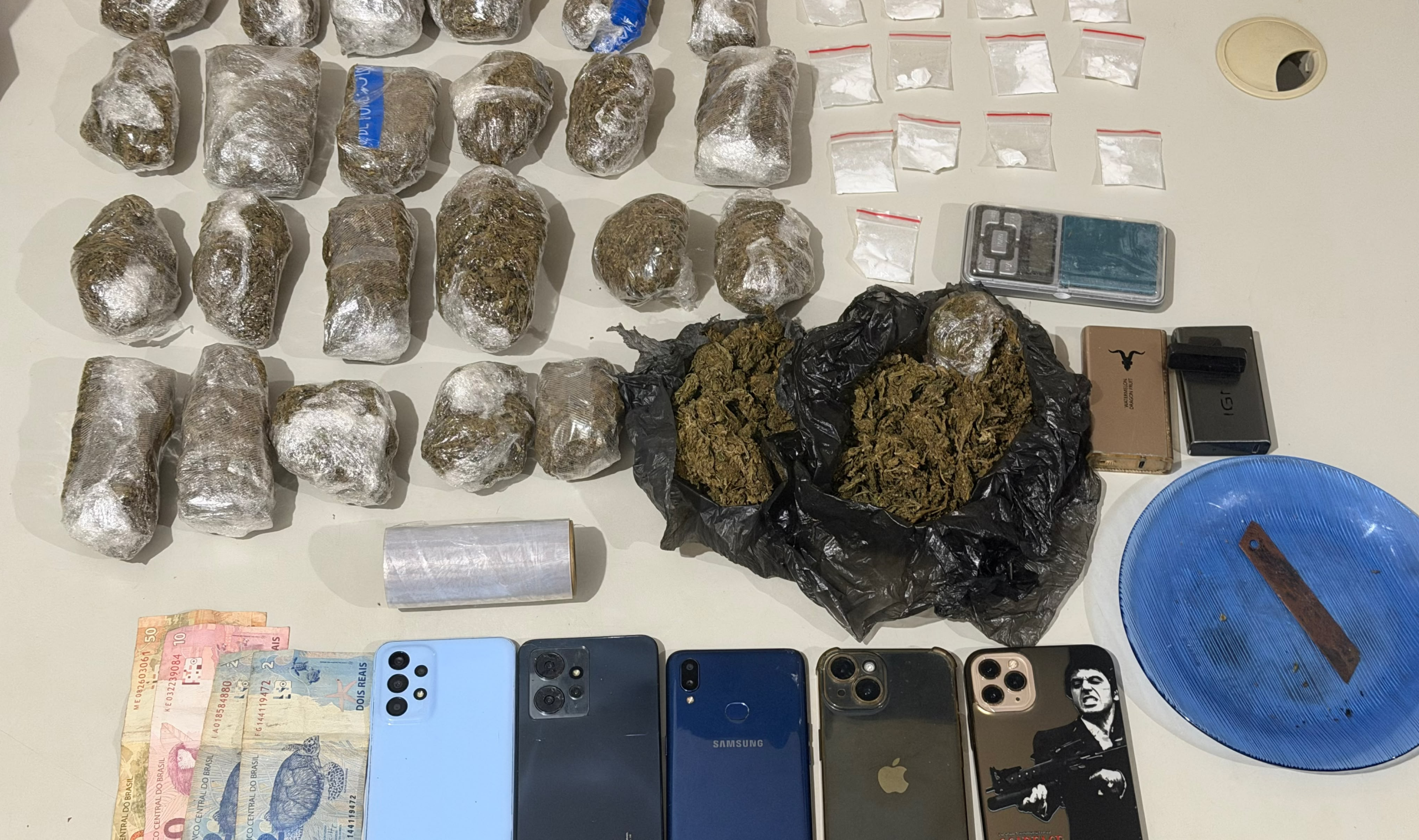ROTAM prende homem e apreende adolescente em operação contra o tráfico de drogas; vapers eram usados para esconder cocaína