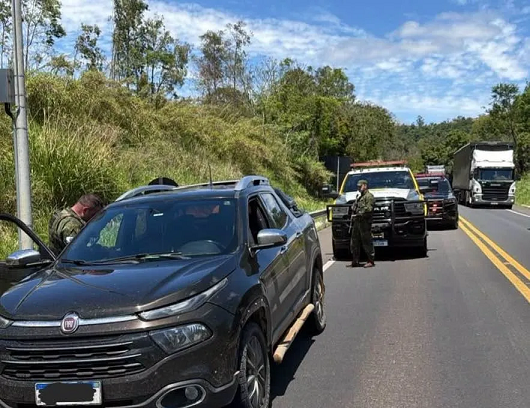 Homem é preso após fugir de bloqueio policial e ser interceptado na PR-092, em Siqueira Campos