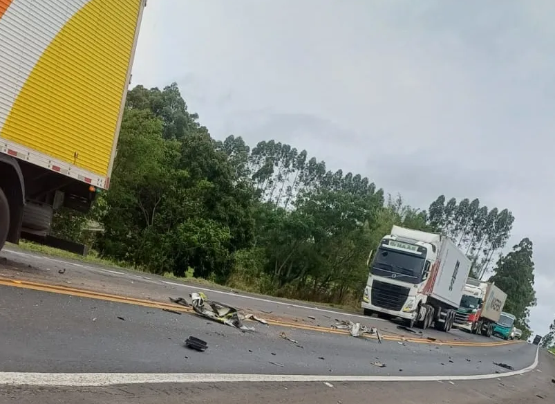 Motorista fica ferido após colisão entre van da ProTork e caminhão na PR-092, em Wenceslau Braz