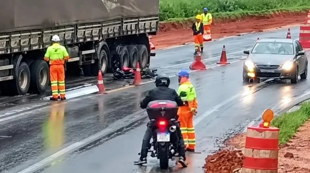 Jovem de 20 anos morre em colisão frontal entre motocicleta e carreta na BR-153, em Jacarezinho