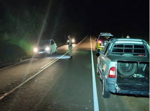 Duas pessoas ficam em estado gravíssimo após colisão entre carro e moto em Ribeirão do Pinhal