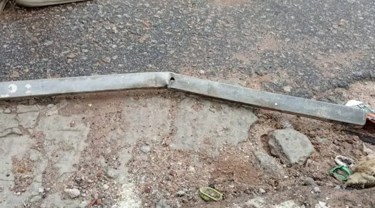Homem de 35 anos é espancado com barra de ferro e faca em Jacarezinho; dois adolescentes são apreendidos