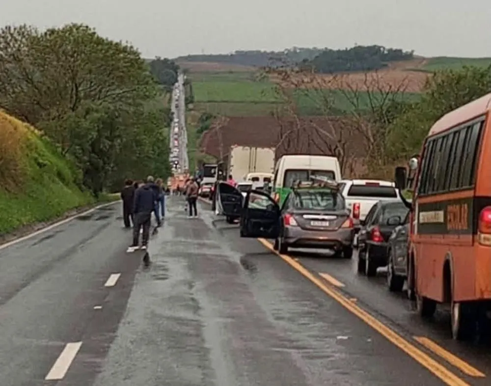 Acidente entre caminhão, carro e van interdita totalmente a BR-369 entre Andirá e Cambará