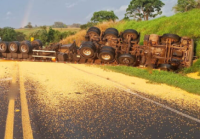 Caminhão tomba na PR-092 e atinge caminhonete entre Quatiguá e Siqueira Campos