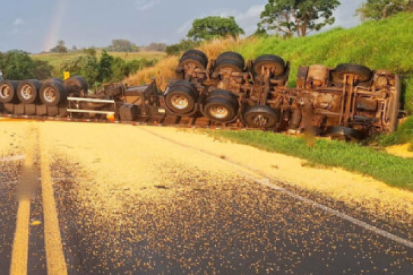 Caminhão tomba na PR-092 e atinge caminhonete entre Quatiguá e Siqueira Campos