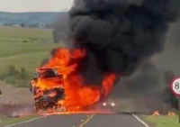 Bitrem carregado com farelo de soja pega fogo durante subida na PR-218, em Jundiaí do Sul