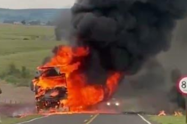 Bitrem carregado com farelo de soja pega fogo durante subida na PR-218, em Jundiaí do Sul