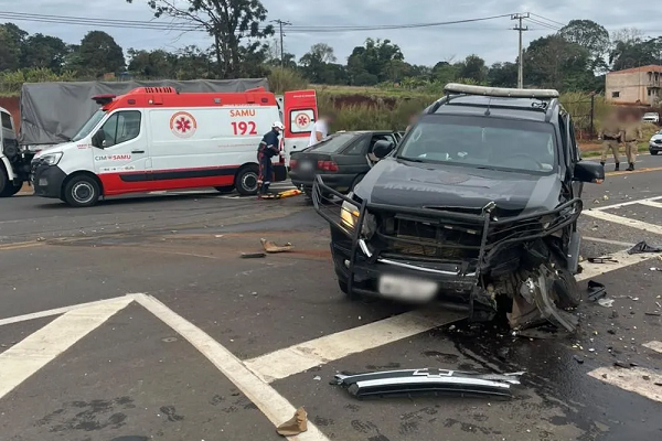Viatura da equipe Canil da Polícia Militar se envolve em colisão na PR-160 e deixa três feridos