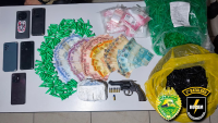 Polícia Militar prende suspeito por tráfico de drogas, porte ilegal de arma e direção perigosa em Jacarezinho