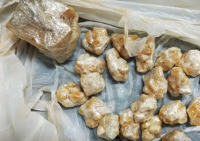 Idoso tenta esconder o rosto da PM e acaba entregando esquema de tráfico com 114 pedras de crack