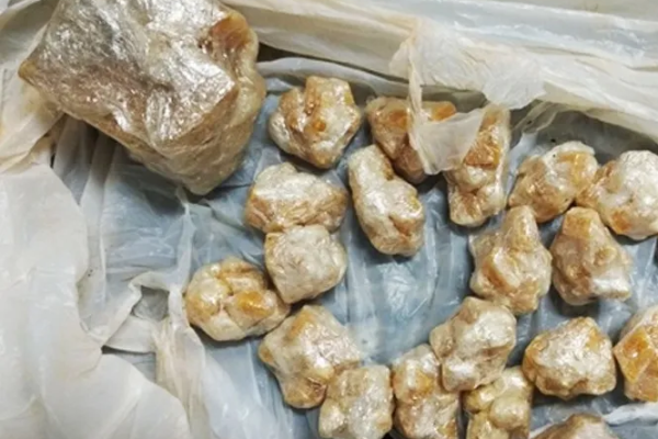 Idoso tenta esconder o rosto da PM e acaba entregando esquema de tráfico com 114 pedras de crack