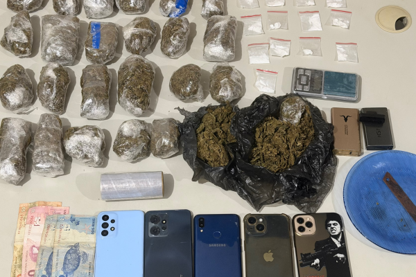 ROTAM prende homem e apreende adolescente em operação contra o tráfico de drogas; vapers eram usados para esconder cocaína