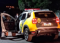 Homem morde o rosto da esposa e tenta matar mulher com uma faca