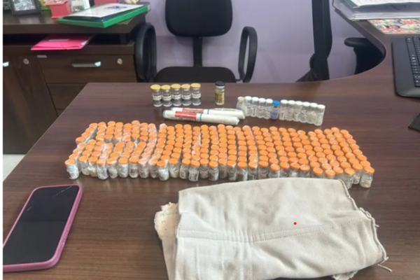 PRF PRENDE TRÊS MULHERES COM 21 KG DE DROGAS E MEDICAMENTOS IRREGULARES EM JACAREZINHO