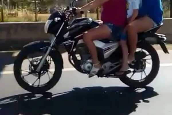 Policia Militar apreende motocicleta com 3 ocupantes em Cambará