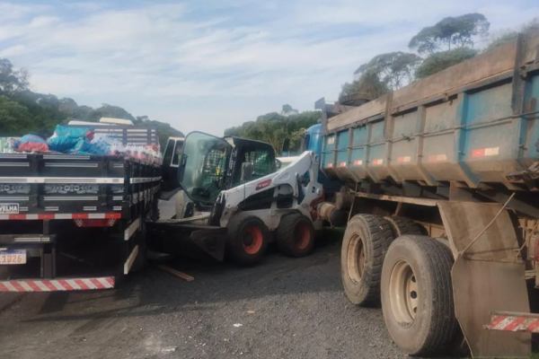 Colisão traseira deixa motorista ferido na PR-151, em Carambeí