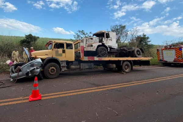 Grave acidente  deixa dois mortos e uma criança ferida em Ribeirão do Pinhal