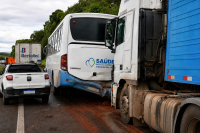 Engavetamento envolvendo ônibus da Saúde e carretas deixa danos materiais na BR-153, em Santo Antônio da Platina