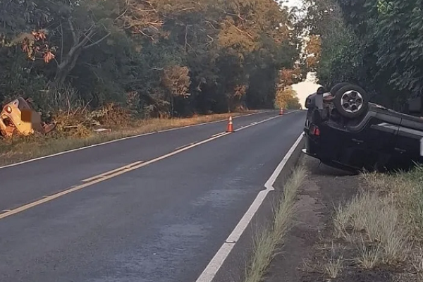 Colisão traseira entre veículos deixa motorista ferido na PR-218 em Joaquim Távora