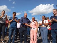 Prefeita Izilda e Deputado Romanelli realizam entrega oficial de caminhões e veículos para Quatiguá