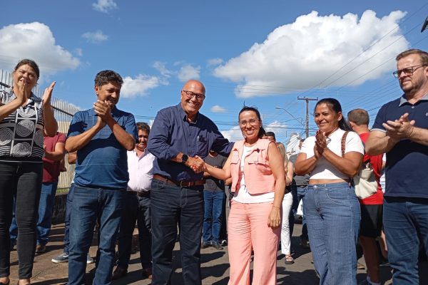 Prefeita Izilda e Deputado Romanelli realizam entrega oficial de caminhões e veículos para Quatiguá