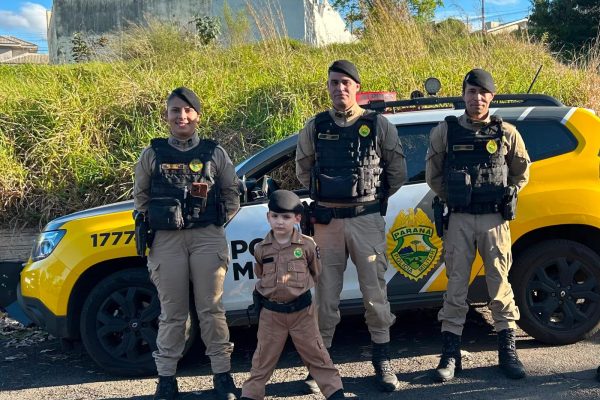 Polícia Militar participa de festa de aniversário de menino de 5 anos e emociona família em Jacarezinho