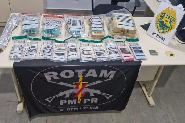 Polícia Militar apreende mais de 4 quilos de maconha, crack, cocaína e R$ 22 mil durante operação em Siqueira Campos