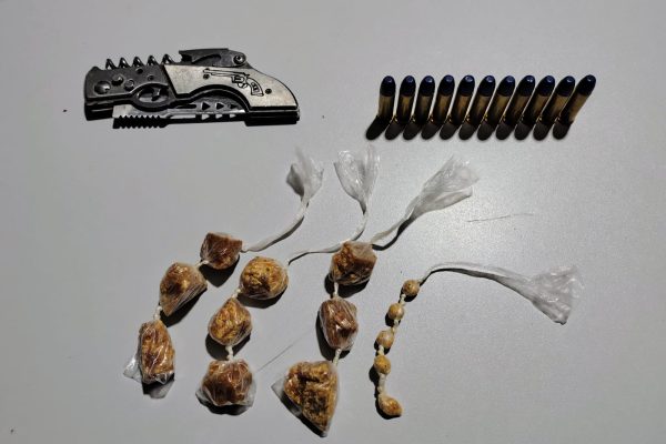 Polícia Militar apreende munições, crack e canivete durante operação em residência