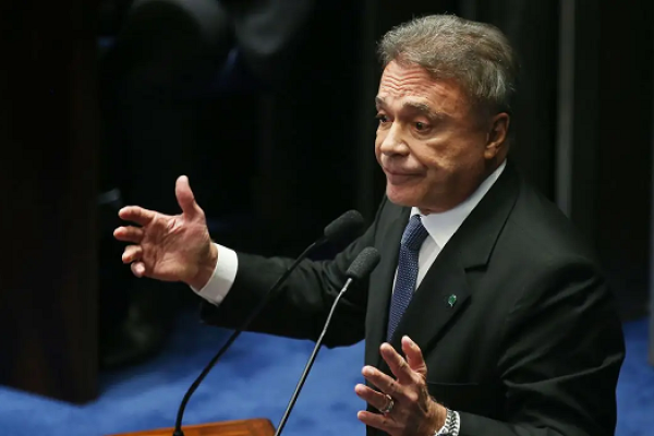 Álvaro Dias desiste de disputar o Senado