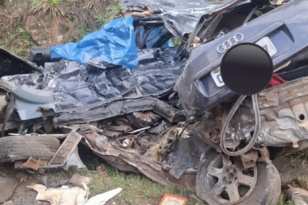 Jovem de 21 anos morre após grave colisão entre carro e carreta na PR-090