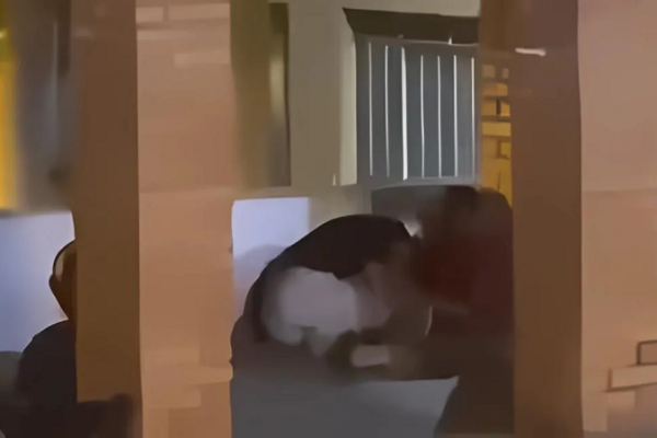 Homens são flagrados fazendo sexo em frente à igreja em plena Quarta-feira de Cinzas