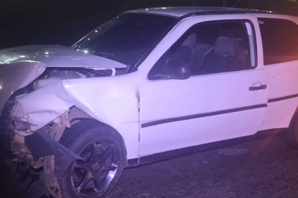 Colisão frontal entre dois carros deixa quatro pessoas feridas na PR-272, em Tomazina