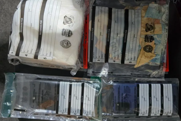 PM apreende mais de meio quilo de cocaína e prende dois homens em Ribeirão Claro