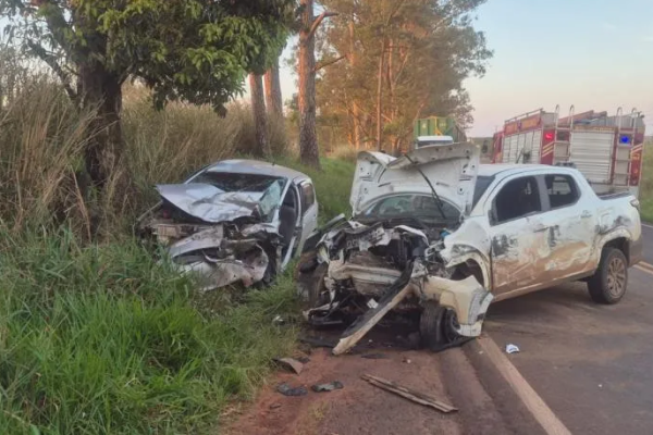 Colisão frontal entre dois carros deixa sete pessoas feridas na PR-092