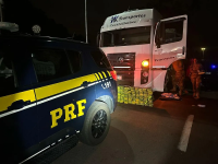 PRF apreende 281 kg de cocaína em fundo falso de caminhão na BR-277