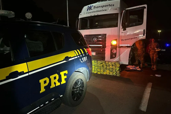 PRF apreende 281 kg de cocaína em fundo falso de caminhão na BR-277