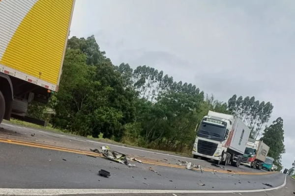 Motorista fica ferido após colisão entre van da ProTork e caminhão na PR-092, em Wenceslau Braz