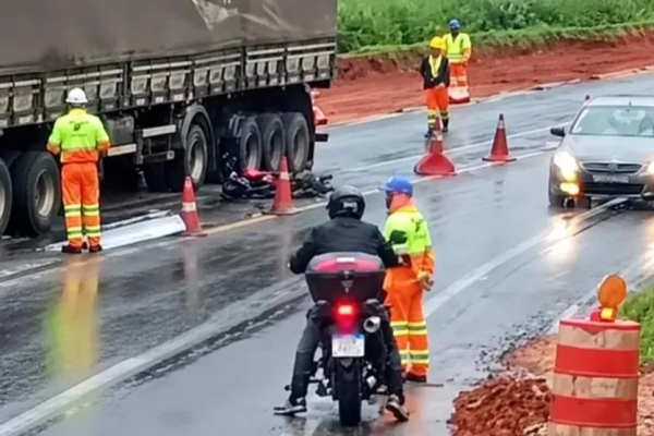 Jovem de 20 anos morre em colisão frontal entre motocicleta e carreta na BR-153, em Jacarezinho