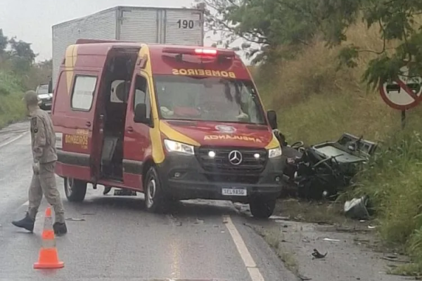 Colisão frontal entre carro e caminhão deixa uma pessoa morta , entre Jacarezinho e Cambará